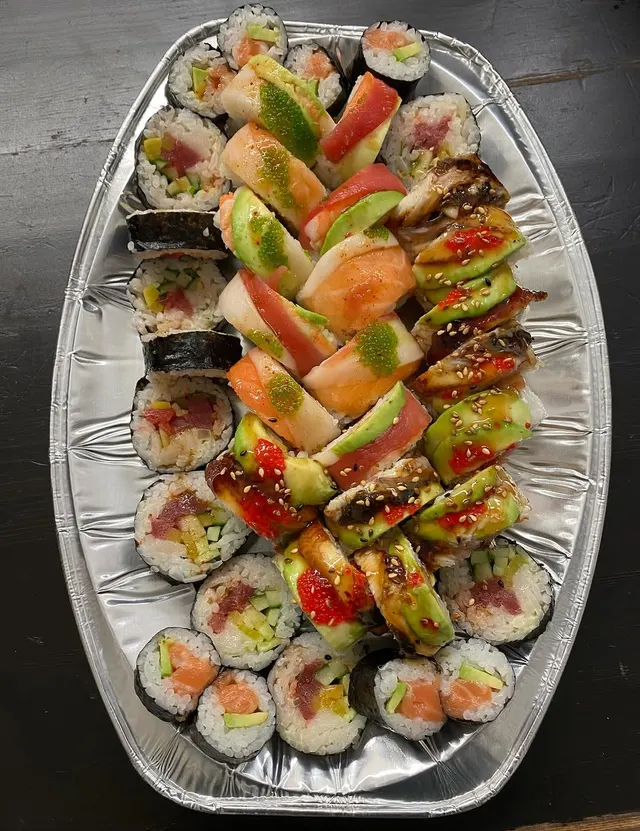 Cateringová mísa sushi připravená na rozvoz