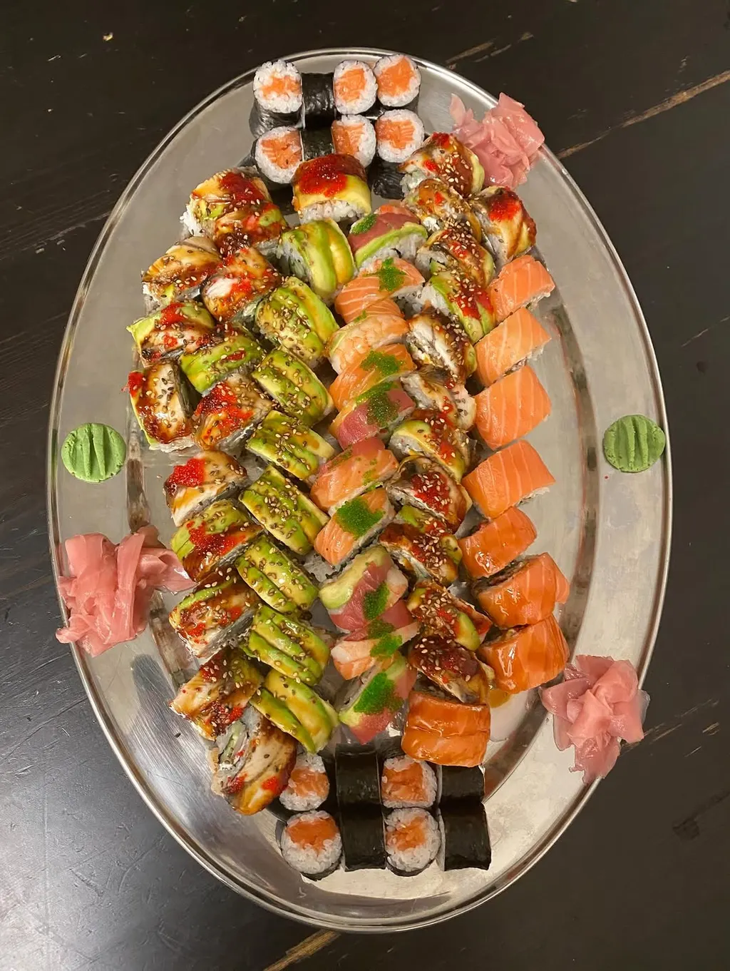 Velká mísa sushi na stříbrném podnosu