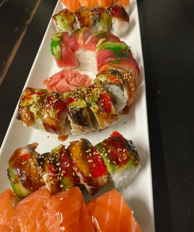 Dlouhá mísa sushi na oslavu