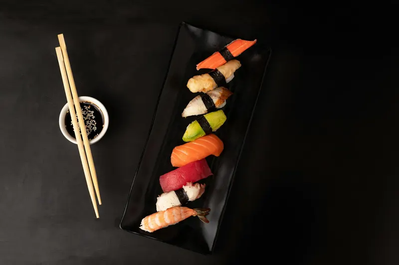 Roberto Casalderrey připravuje čerstvé sushi